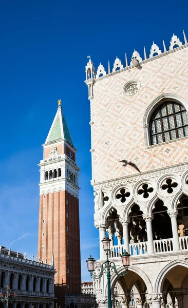 Campanile bell tower och arkitektur detalj av Doges Palace — Stockfoto