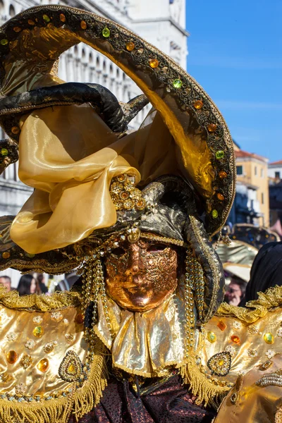 Máscara dorada con decoraciones y tallas, Venezia . — Foto de Stock