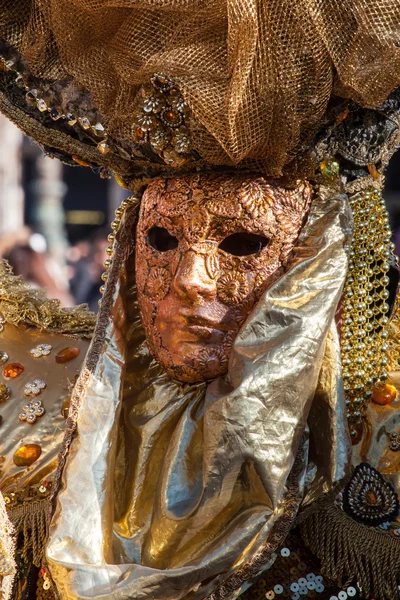 Zlatá maska s dekoracemi a rytiny, Venezia. — Stock fotografie