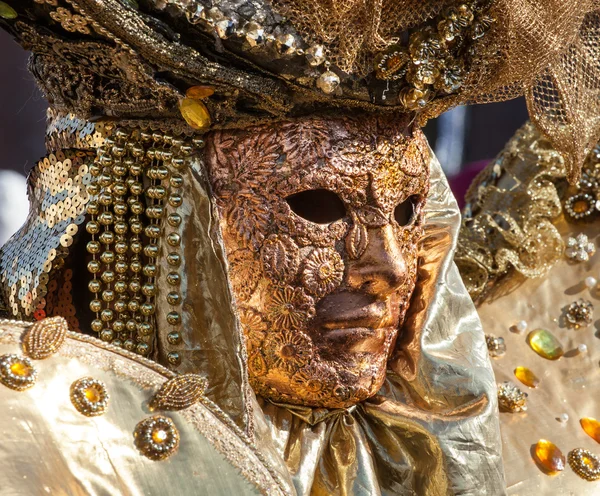 Zlatá maska s dekoracemi a rytiny, Venezia. — Stock fotografie