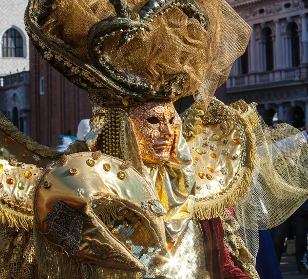Zlatá maska s dekoracemi a rytiny, Venezia. — Stock fotografie