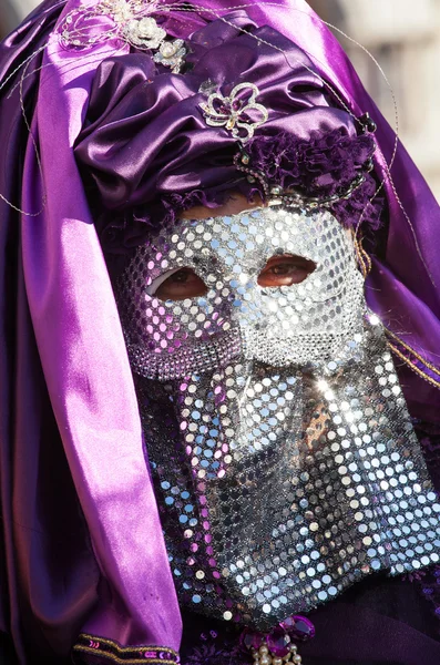 Venetian mask with paiette chrome and purple veil. — Stock Photo, Image