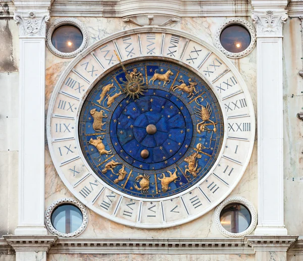 Dierenriem klok in Saint Marks Square, Venetië. — Stockfoto