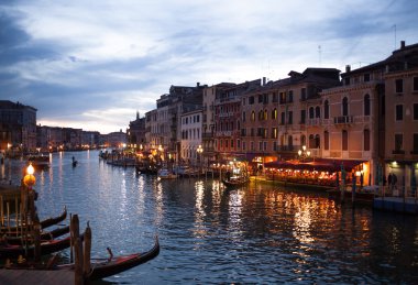 Gece Rialto Köprüsü Venedik görüntülemek.