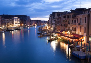 Gece Rialto Köprüsü Venedik görüntülemek.
