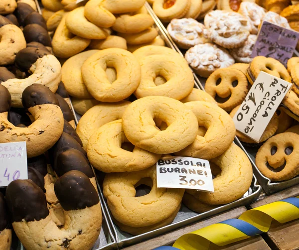 Bussolai cookie-k jellemző a sziget Burano Velencében. — Stock Fotó