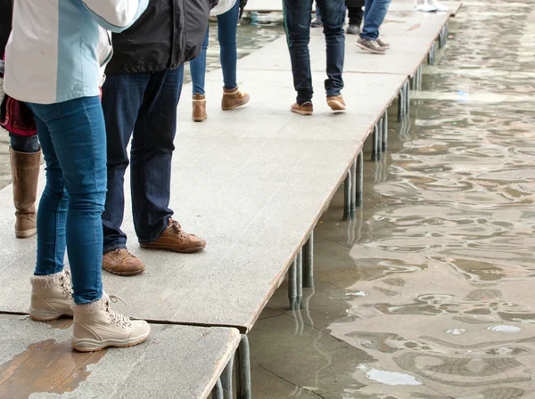 People walking on catwalk in Venice — Stock Photo, Image