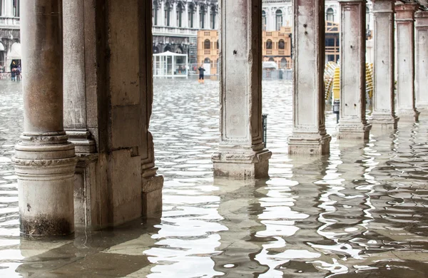 Vista de las arcadas con aguas altas en Venecia . — Foto de Stock