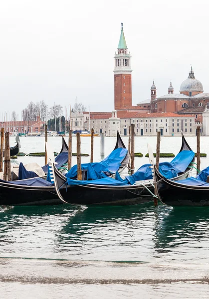 Góndolas venecianas con marea alta . —  Fotos de Stock