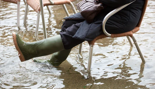 Primer plano de las piernas con botas debido a la alta agua en Venecia . — Foto de Stock