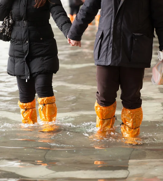 Close Up de pernas com botas devido à alta água em Veneza . — Fotografia de Stock