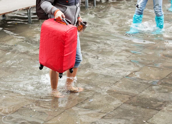 Aziatische toeristische blote voeten in het water met haar bagage. Venetië, het — Stockfoto