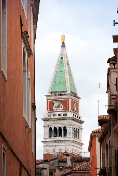Weergave van de bell toren van San Mark tussen de huizen. — Stockfoto