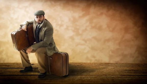 Emigrant with cardboard suitcases. — Stock Photo, Image