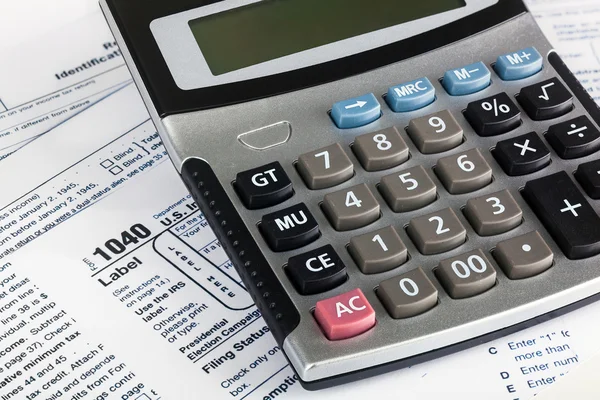 Ons individuele BTW-aangifte vorm 1040 close-up met calculator — Stockfoto