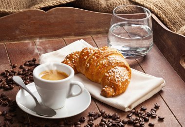 Espresso kruvasan ve su ile.