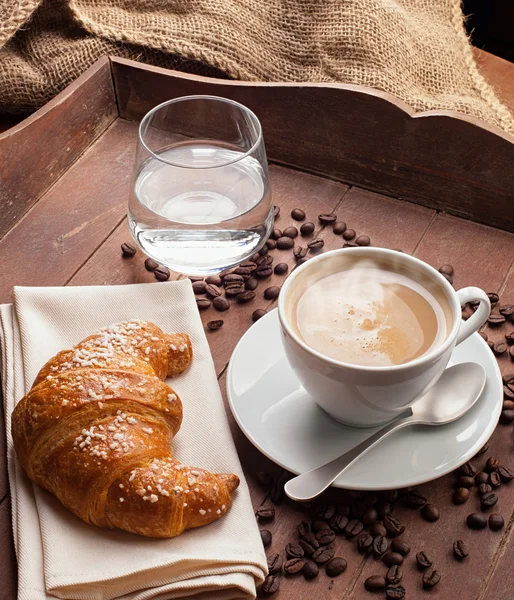 Cappuccino s croissantem — Stock fotografie