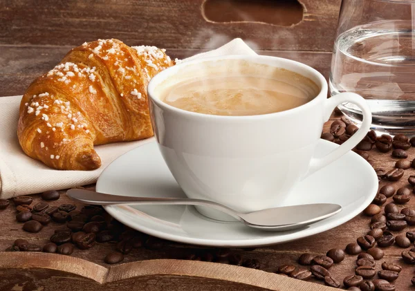 A croissant-t cappuccino — Stock Fotó