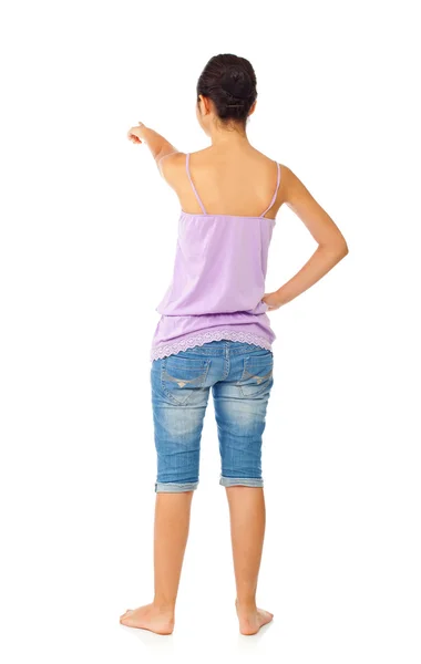 Teenie-Mädchen mit blauen Jeans und Tank-Top, während sie mit ihrem f zeigt — Stockfoto