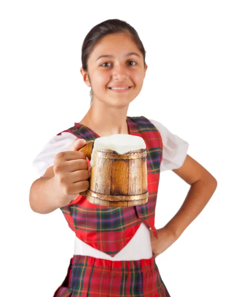 Tiener gekleed met rode geruite kleding en mok van bier — Stockfoto