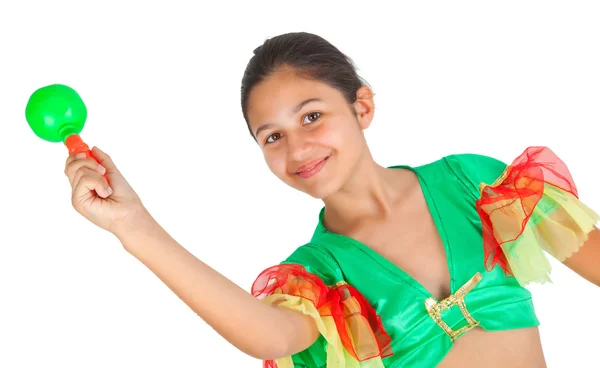 Девушка танцует в латиноамериканской одежде — стоковое фото