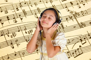 Kulaklık ile müzik dinleme sırasında eski elbiseli genç kız