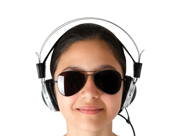 Ragazza con occhiali da sole mentre ascolta musica con le cuffie . — Foto Stock