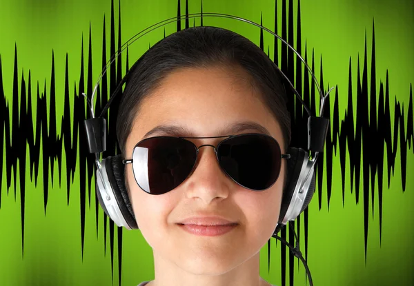 Girl with sunglasses while listening music with headphones. — Stock Photo, Image