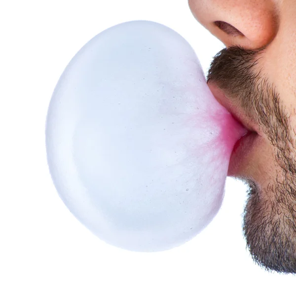 Hombre haciendo burbuja con goma de mascar —  Fotos de Stock