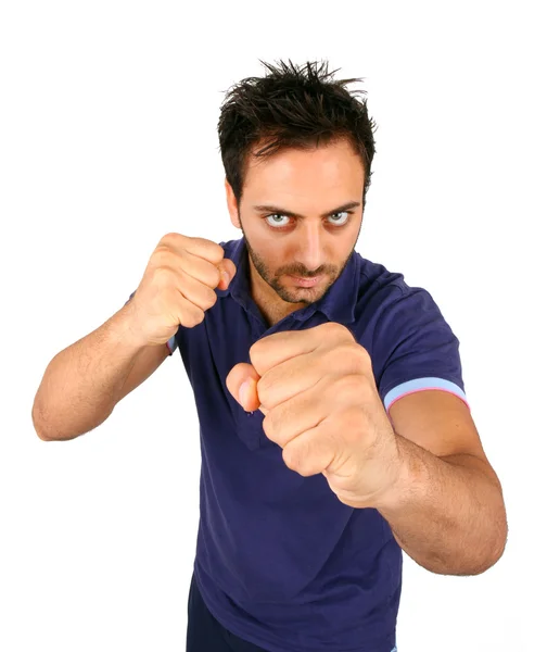 Junger aggressiver Mann zeigt seine Fäuste — Stockfoto