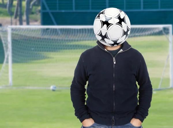 Joven con una pelota de fútbol en lugar de la cabeza — Foto de Stock