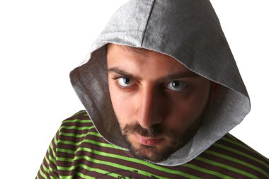 Çizgili gömlekli ve kap giymiş genç çocuk