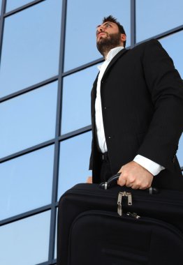Evrak Çantası'nı windows gökdelenlerin üzerinde ile işadamı.