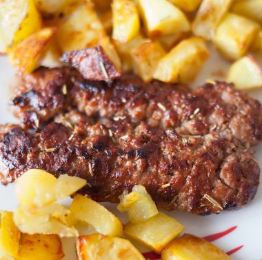 ızgara et sosisleri patates ile