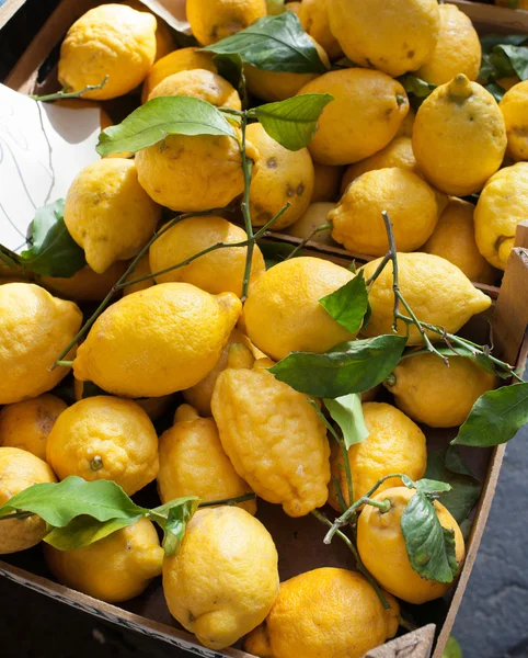 Cestas con limones en el mercado al aire libre de Sorrento —  Fotos de Stock