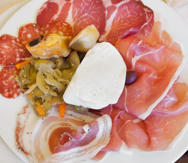Итальянский антипасто из мяса и моцареллы . — стоковое фото