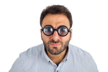 Adam şaşırmış bir ifade ve kalın gözlüklü