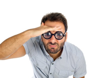 Adam şaşırmış bir ifade ve kalın gözlüklü