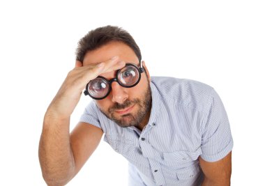 Adam şaşırmış bir ifade ve kalın gözlüklü