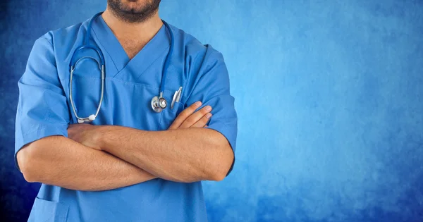 Närbild på en mans armar korsade av medicinsk personal — Stockfoto