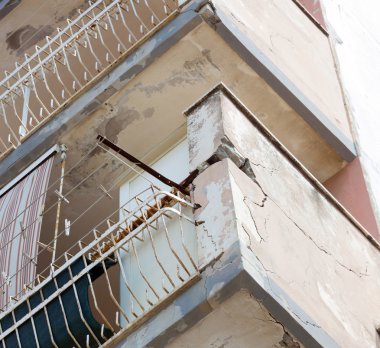 Kırık Beton tadilat gerektiren bir balkon