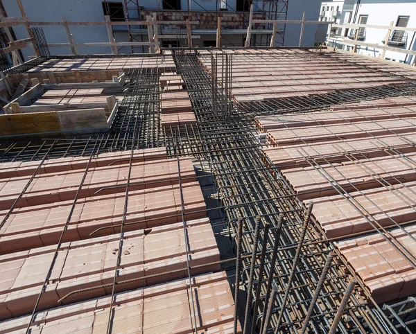 Reforçar a rede de gaiola de ferro para o piso de construção construído . — Fotografia de Stock