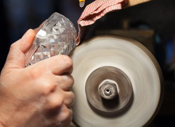 Ambachtsman tijdens het schuren van een kristal asbakken — Stockfoto