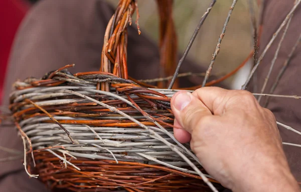 Hands working in a basket costruction — Stock Photo, Image