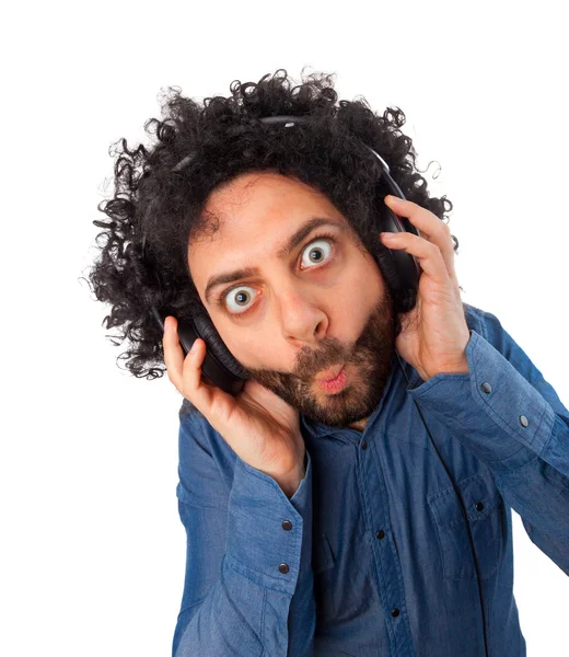 Jovem surpreso homem com fones de ouvido — Fotografia de Stock