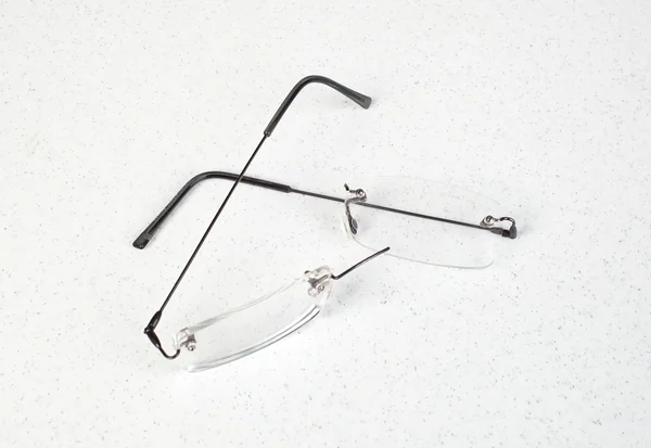 경량 프레임으로 깨진된 안경 — 스톡 사진