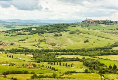 Pienza town tipik Toskana tepeleri ile görünümünü