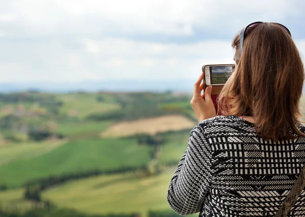 Turist fotograferar de toskanska kullarna med kompakt kamera — Stockfoto