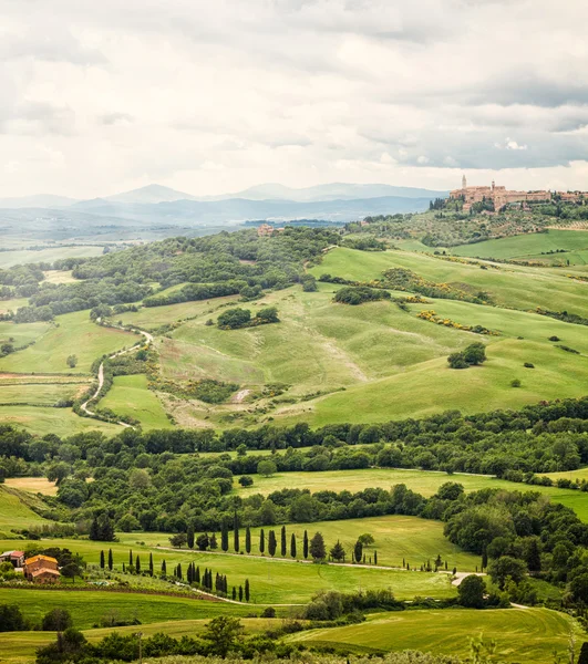 Weergave van de stad van Pienza met de typische Toscaanse heuvels — Stockfoto