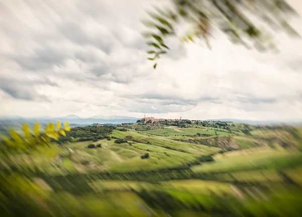 Vista da cidade de Pienza com as colinas típicas da Toscana — Fotografia de Stock
